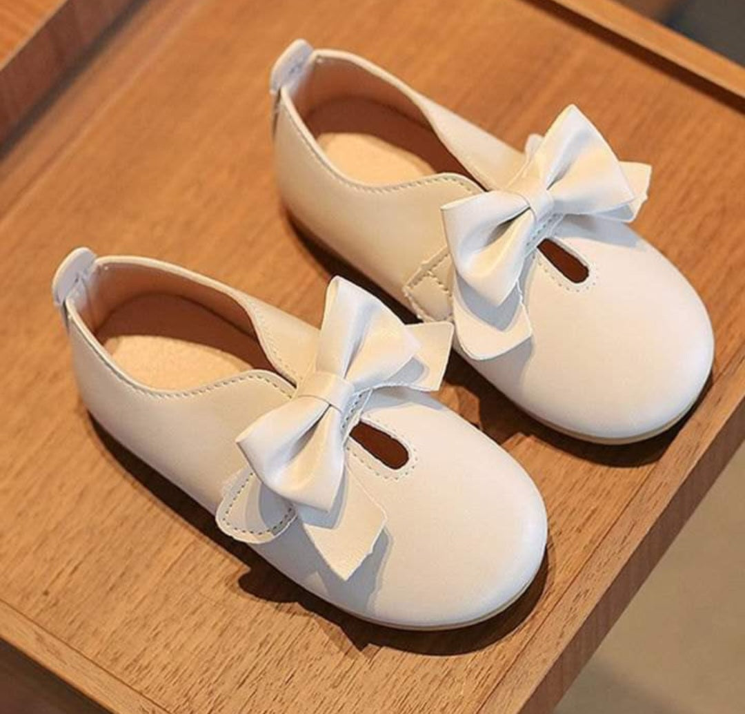 Girls Hook-and-Loop Ivory Leather Flats