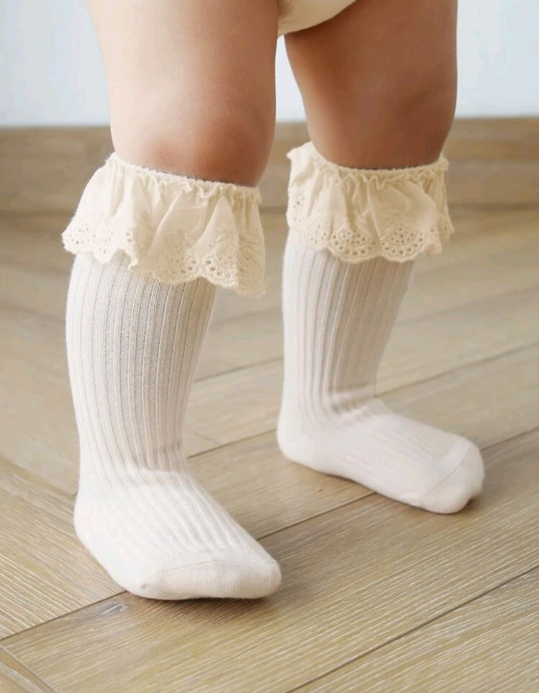 Beidge Ruffle Lace Socks 