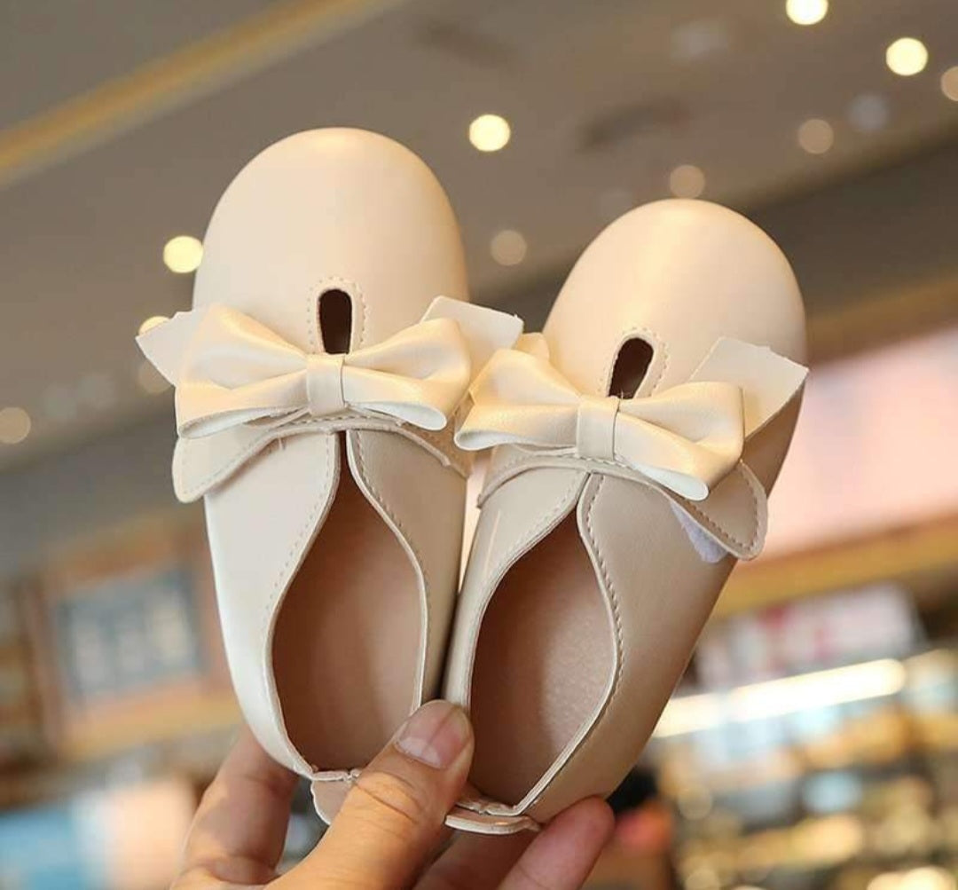 Girls Hook-and-Loop Ivory Leather Flats